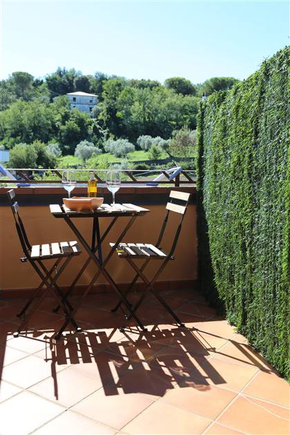 Balcone con tavolino affacciato sul verde
