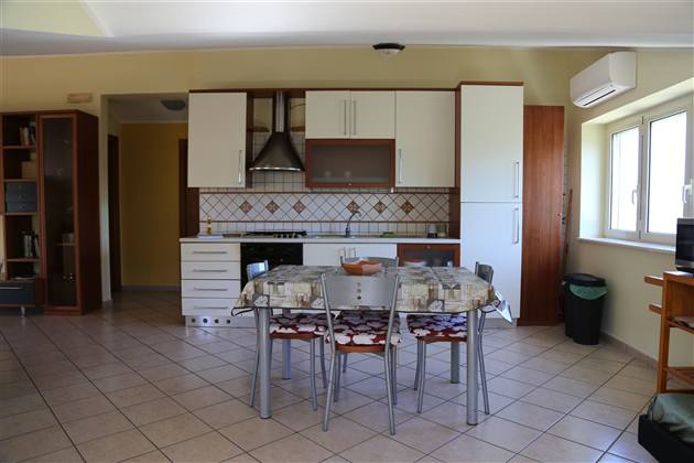 Cucina e tavolo da pranzo