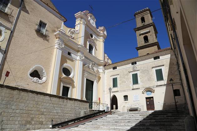 Chiesa e scalinata nel centro di Caiazzo
