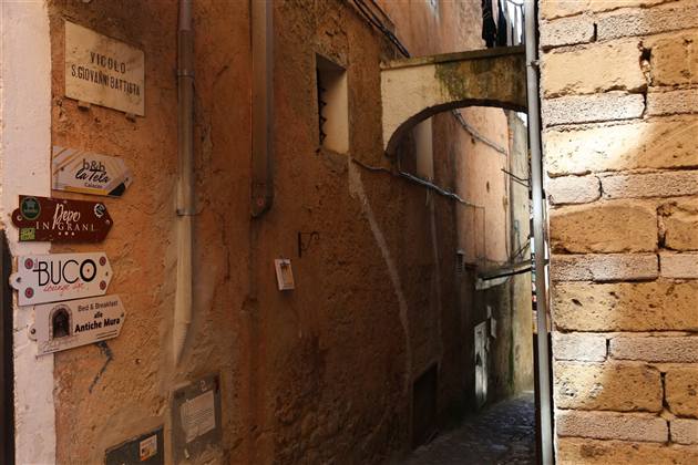 Vicolo in tufo