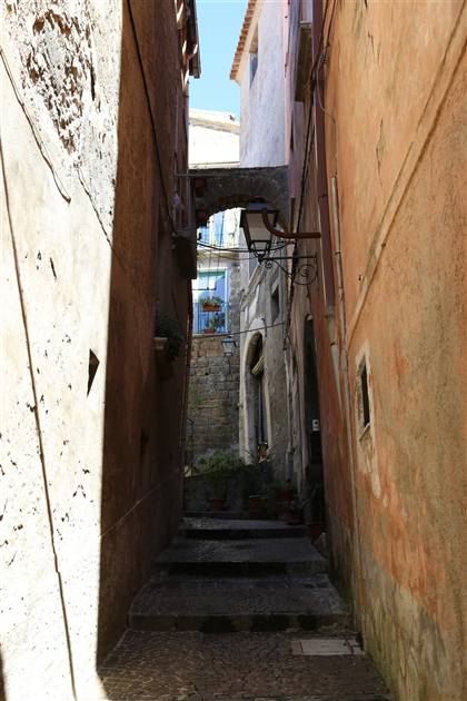 Scalinata tra le case antiche