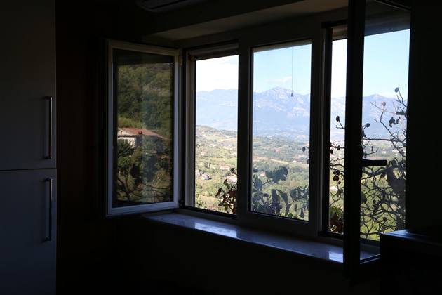 Vista sulle montagne dalla finestra della cucina